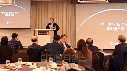 유일호 전 경제부총리 겸 기획재정부 장관이 '제23회 CEO Summit Forum(씨이오 서밋 포럼)'에서 최용호 갤럭시코퍼레이션 CHO가 진행한 '엔터테인먼트 업계의 메타버스화' 강연을 귀담아 듣고 있다.